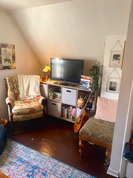 Building Photo - 2222 W Dickens Ave