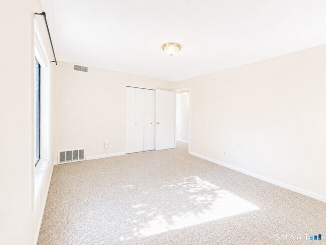 Building Photo - 10 Woodsedge Dr