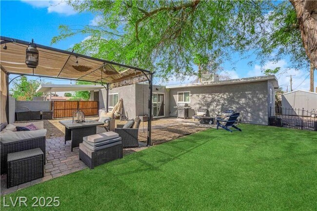 Building Photo - A Must See!! 5 bedroom 3.5 Bathroom home i...