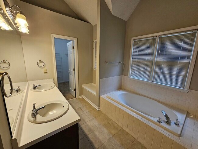 Building Photo - 700 Cirrus Ct