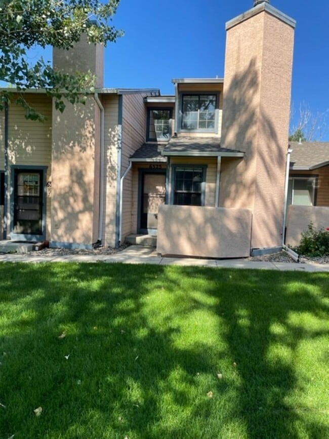 Building Photo - SUNDOWNER 2BD TOWNHOME w/ 1.5 CAR GARAGE