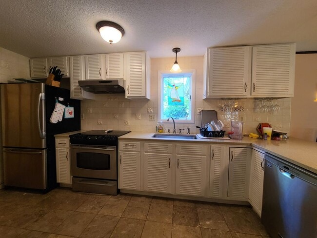 Building Photo - Fully Furnished 3-Bedroom Home – Pet Frien...