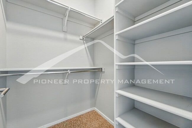 Building Photo - Spacious Home with Washer/Dryer and Mountain Views
