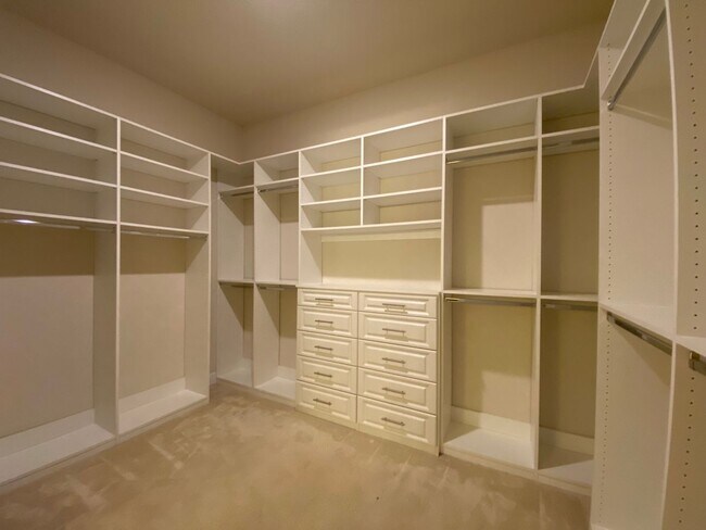 Building Photo - Exquisite 6-Bedroom Estate with Private Po...