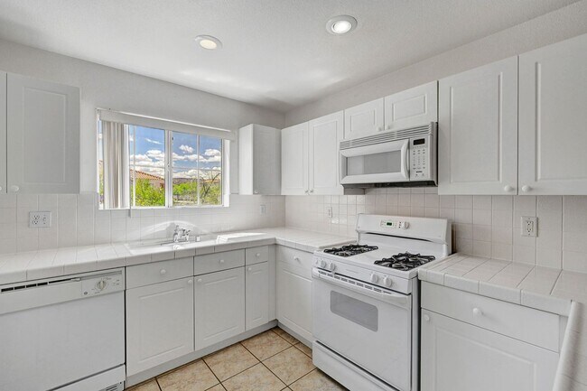 Building Photo - Great 2 bedroom 2 bathroom condo in gated community in Summerlin!