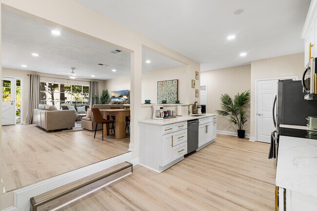 Building Photo - 5315 Shore Dr
