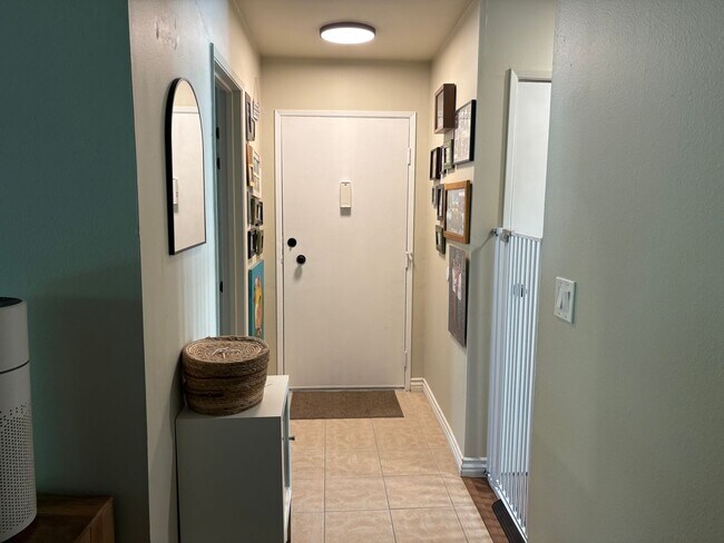 Building Photo - 2+2 Buenaventura Gardens Condo