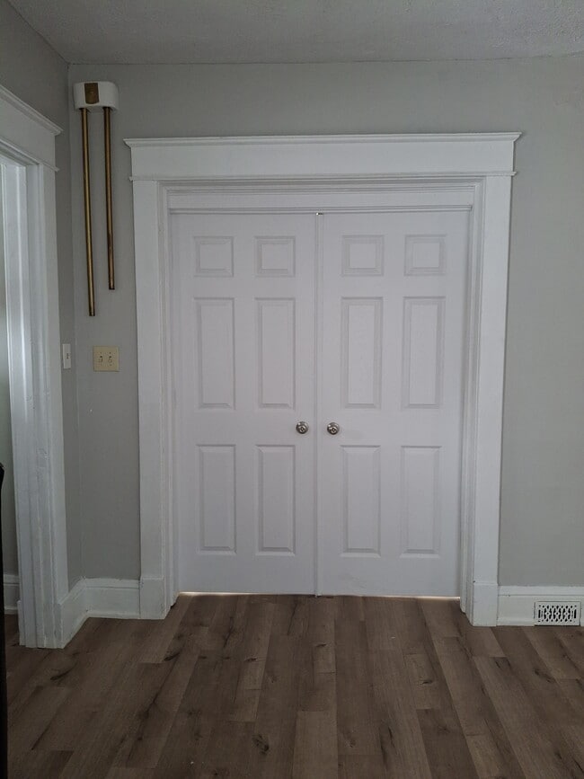 Building Photo - 913 E Washington St