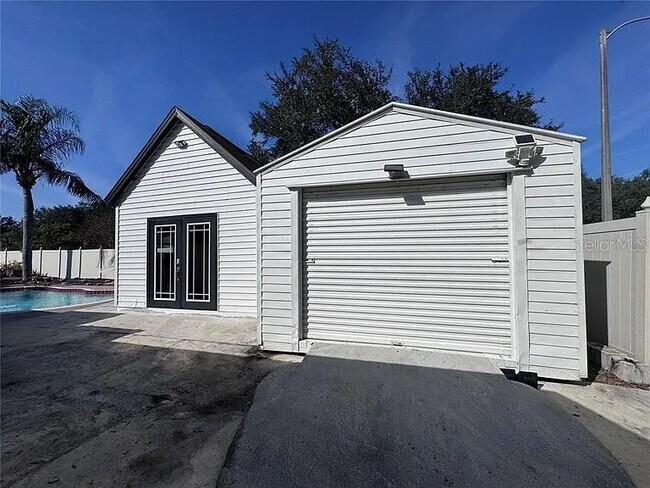 Building Photo - 4324 Pine Lake Dr