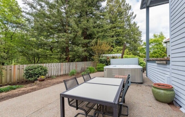 Building Photo - Beautiful West Linn 4 Bedroom Home - An En...