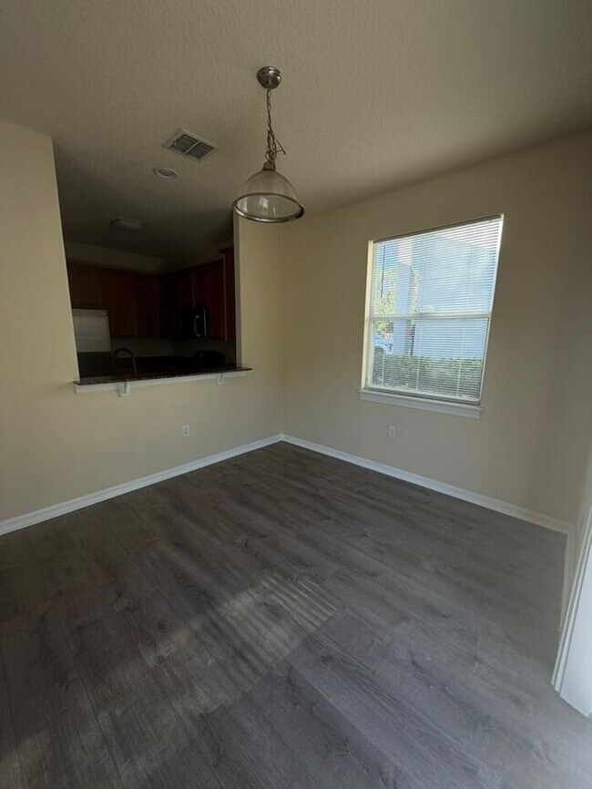 Building Photo - Updated 3 bed 2.5 bath Townhome