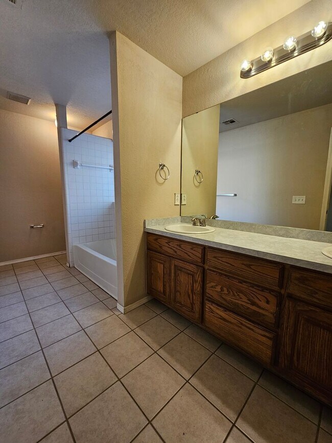Building Photo - (3) Bed/(2) Bath Available NOW! Pet Negoti...