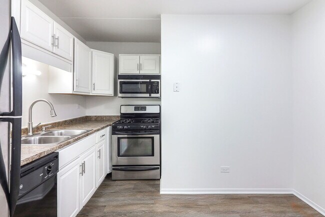 Building Photo - 2544 Waterbury Dr