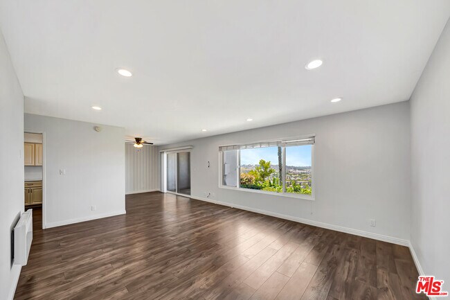 Building Photo - 3606 Vista Rey