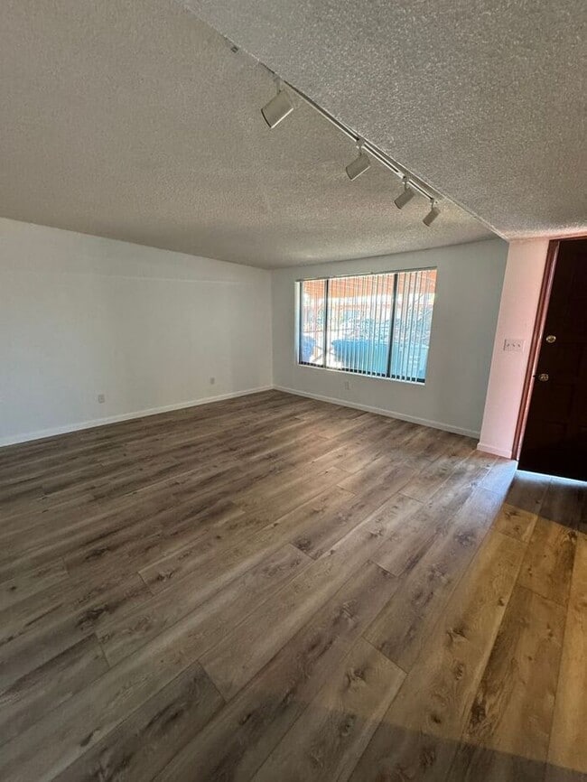Building Photo - Charming 3 bedroom 2.bath with yard