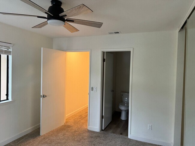 Building Photo - Adorable 2-bedroom 1 full bath and 1 car g...