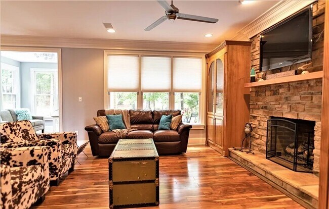 Building Photo - 4 bedroom/ 3.5 bathroom- Stonehouse