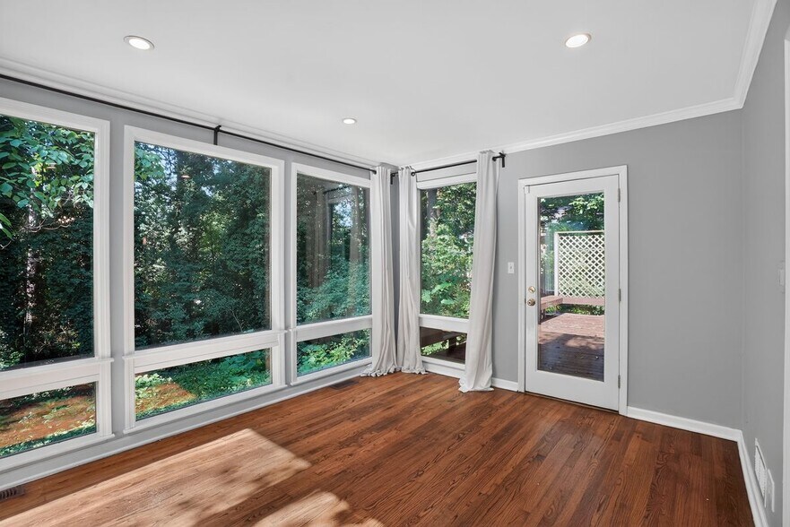 Building Photo - 807 Cardova Dr NE