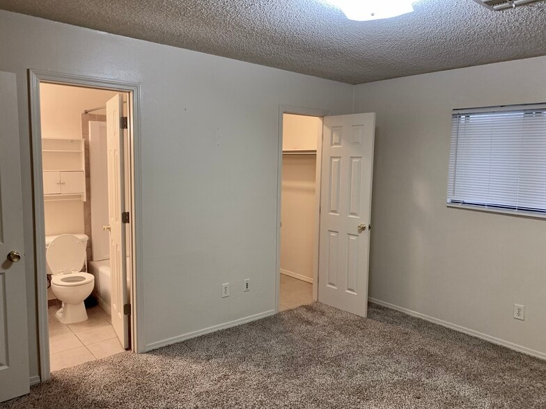 Building Photo - 503 E 5th Plz