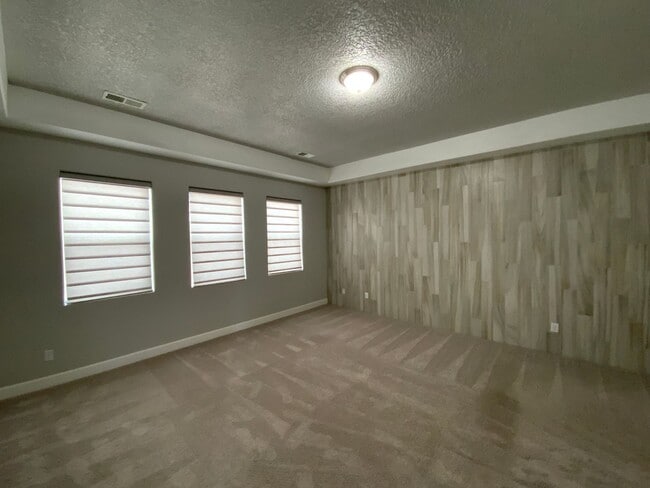 Building Photo - 3 Bedroom & An Office Luxury Home Availabl...