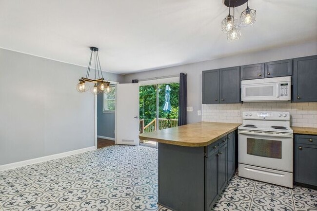 Building Photo - Charming Ranch Home with Bonus Studio & Ou...