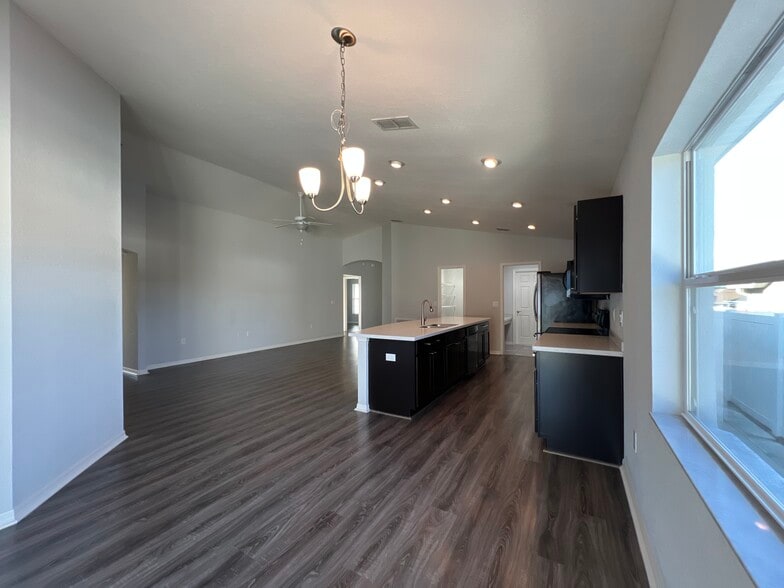 Building Photo - 900 Kingfisher Dr