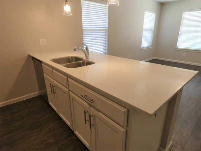 Building Photo - 405 Vail Cir