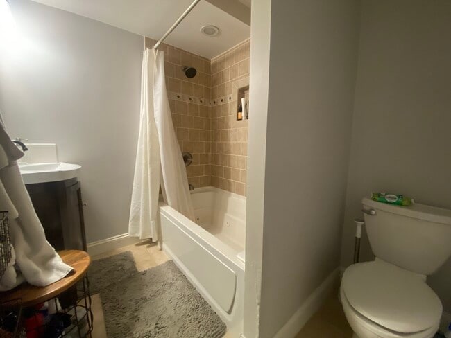 Building Photo - 10 Symmes St
