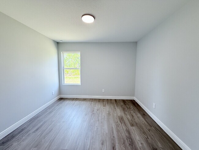 Building Photo - Move-In Ready! 3-bedroom and 2-bathroom home
