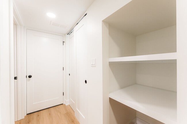 Building Photo - 1954 N Sheffield Ave