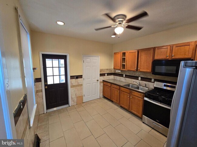 Building Photo - 147 W Douglass St