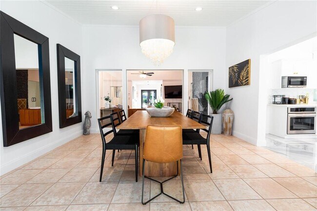 Building Photo - 222 N Tradewinds Ave