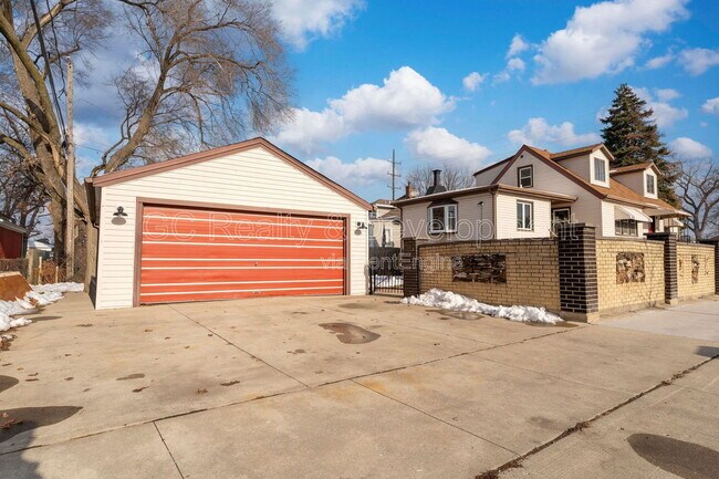 Building Photo - 3303 Division St