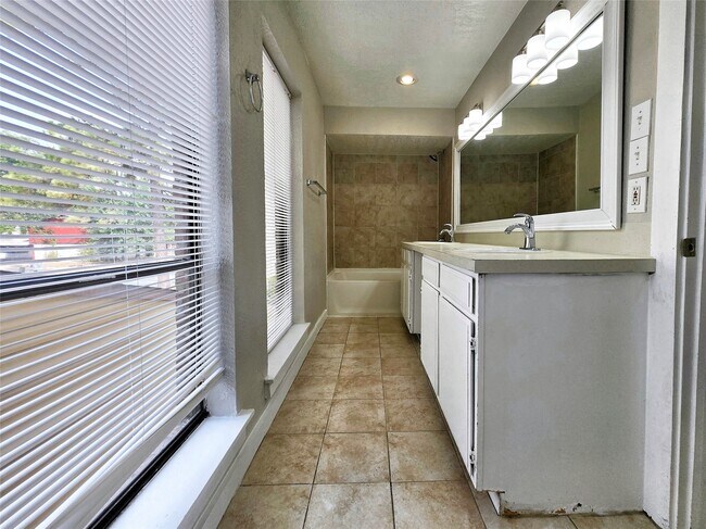 Building Photo - 4429 W Cypress Villas Dr