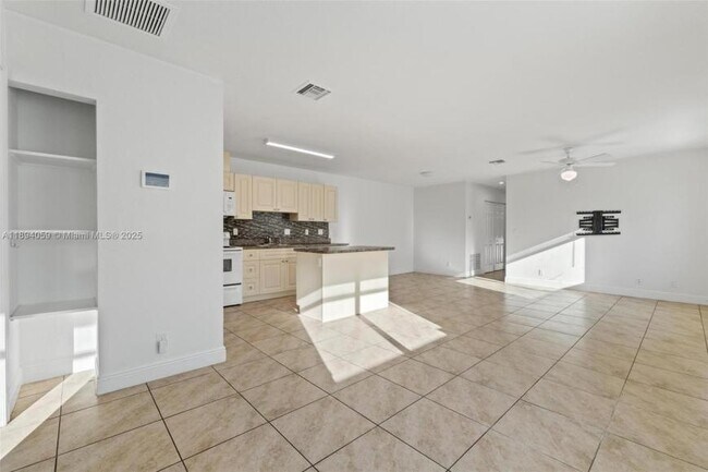 Building Photo - 3 bedroom in Miramar FL 33023