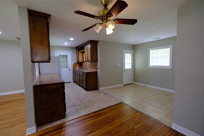 Building Photo - 6718 Midfield Dr