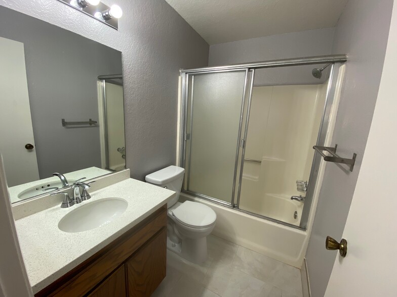 Master with full bath,new tiled floor - 1914 Martina Ave