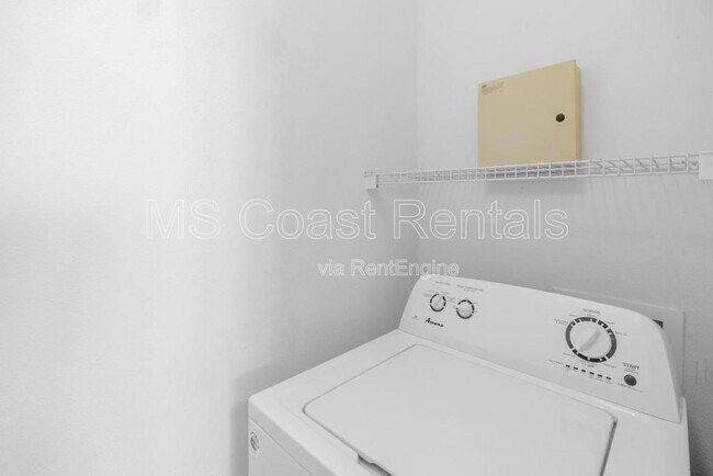 Building Photo - 2252 Beach Dr