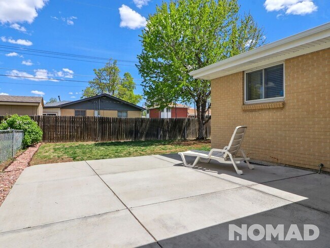 Building Photo - 6 Bedroom Single Family Home in Aurora
