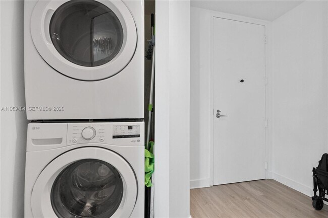 Building Photo - 1111 SW 1st Ave