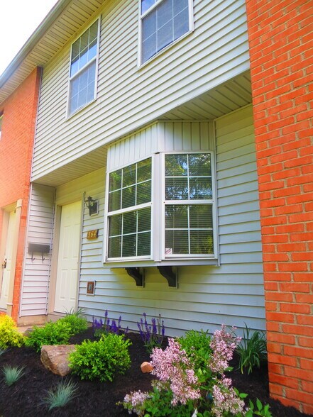 View of bay window front entrance - 364 E Mithoff St