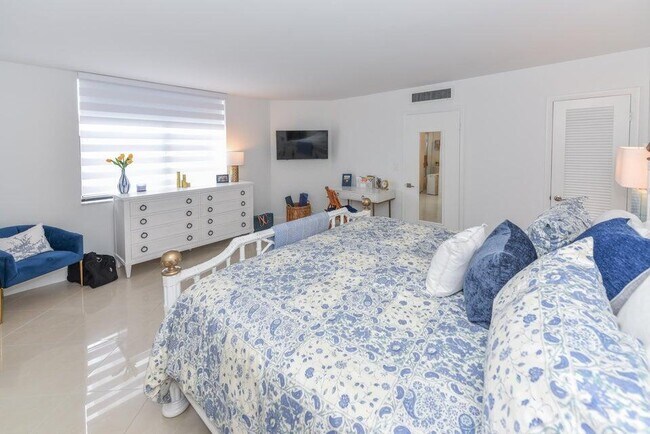 Building Photo - 2860 S Ocean Blvd