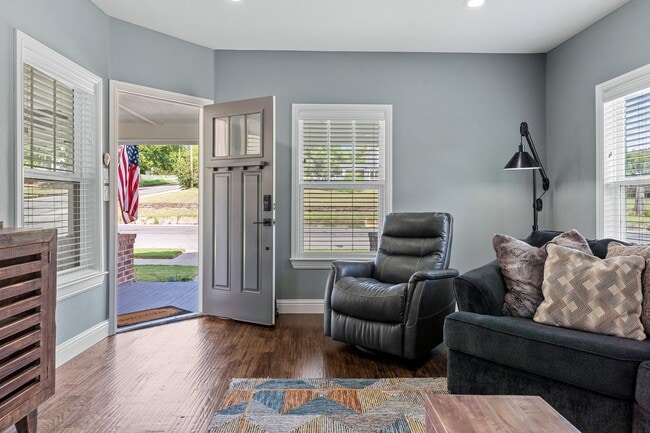 Building Photo - 607 S Alamo St