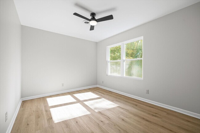 Building Photo - Beautifully updated and freshly painted 3-...