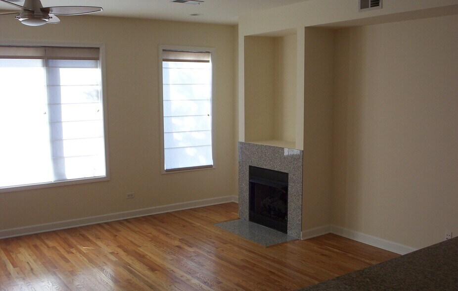 Living area - 821 S Western Ave