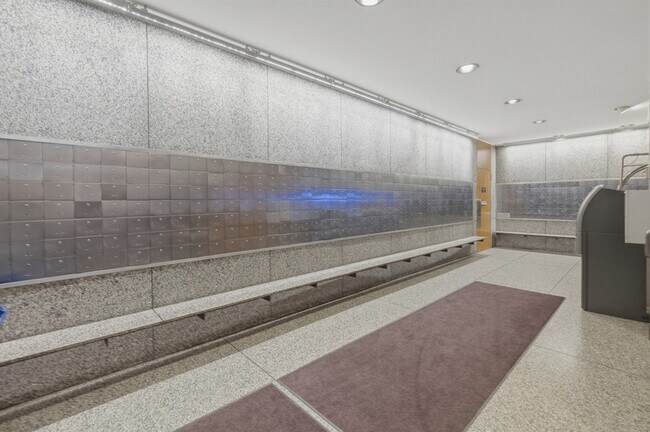 Building Photo - 2626 N Lakeview Ave