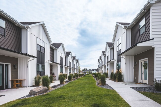 Building Photo - MODERN 4 BED 3 BATH TOWNHOME IN SUGAR CITY