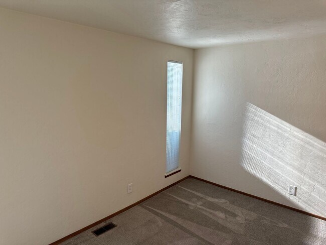 Building Photo - Terrific 3 Bedroom, 2 Bathroom in South Eugene