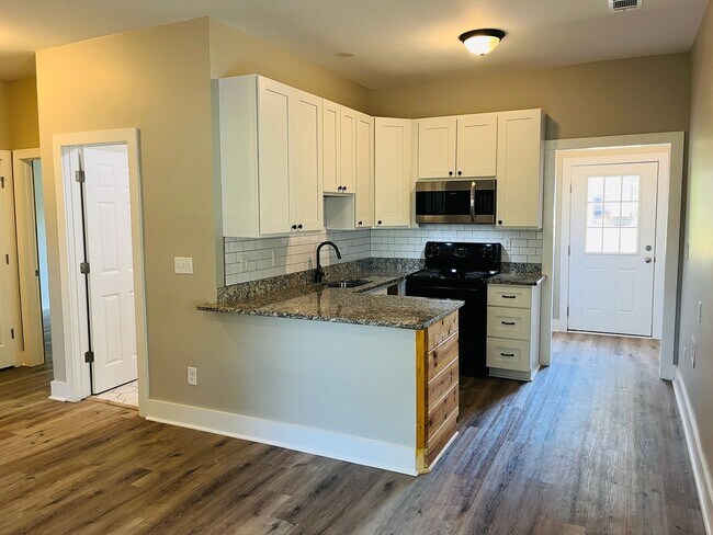 Building Photo - Beautifully renovated, 2 bed, 2 full bath,...