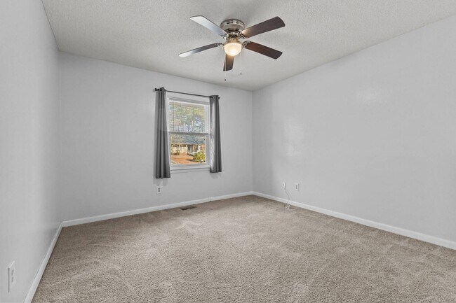 Building Photo - 6257 Lakehaven Dr